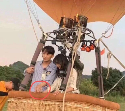 张恒节目向郑爽求婚 热气球上十指相扣相互依偎