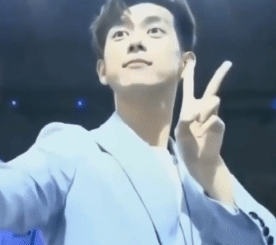 李现武汉出席活动 要瘦自拍才能好看