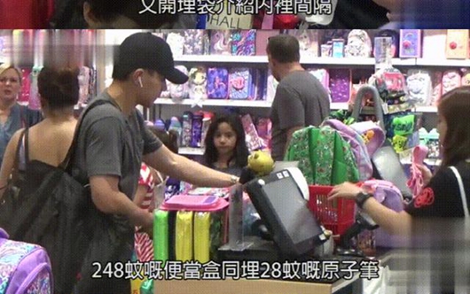 刘恺威挤人堆挑文具 不忘拍照发给家人征求意见