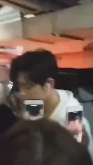 肖战被私生饭堵车库 满脸慌张又无奈令人心疼