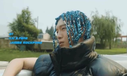 范丞丞蓝色脏辫造型曝光 大胆前卫街头感十足!