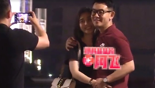 主持人李响妻子首曝光 网友遗憾新娘不是孙骁骁!