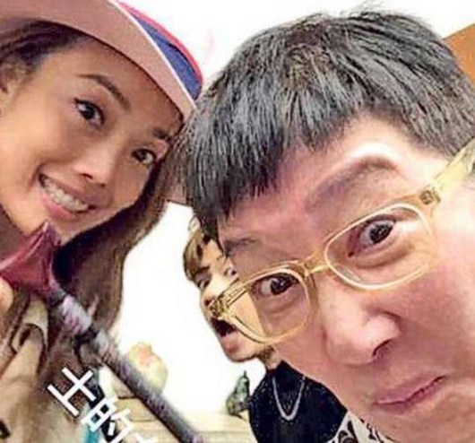 容祖儿拄拐杖出席饭局约饭 因膝盖发炎举步维艰