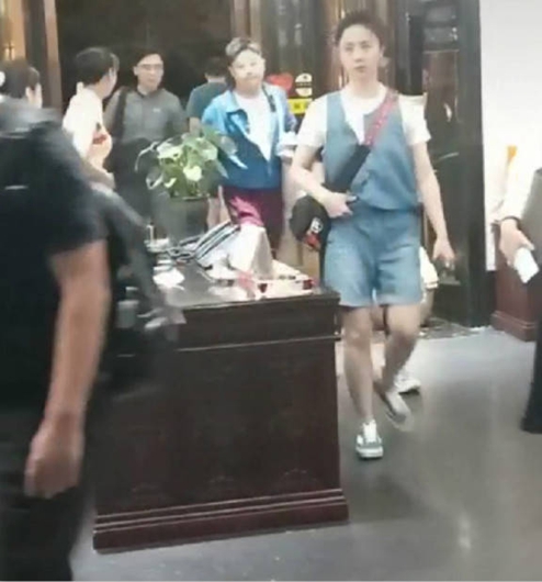 何炅黄磊夫妇约饭 孙莉霸气走路被调侃像爷们