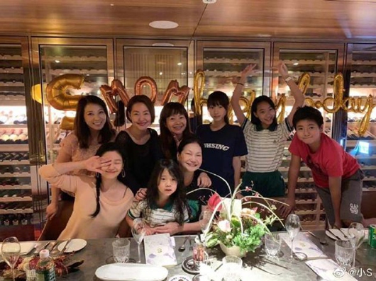 大小S为妈妈庆生 家人团聚温馨幸福
