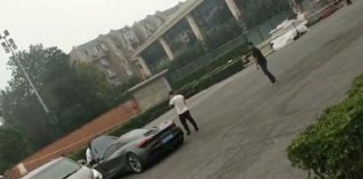 郭麒麟富二代的样子 驾豪车出行秒变霸总