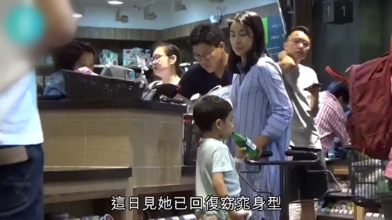 郭晶晶带长子购物 身材苗条状态好