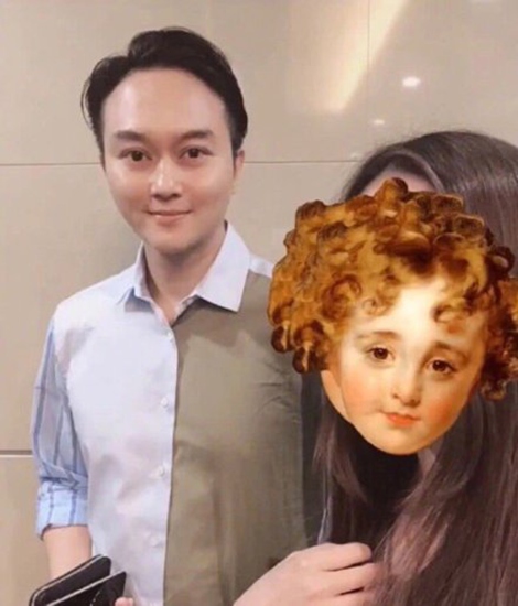 美颜滤镜下的张智霖 宽额头尖下巴有些奇怪