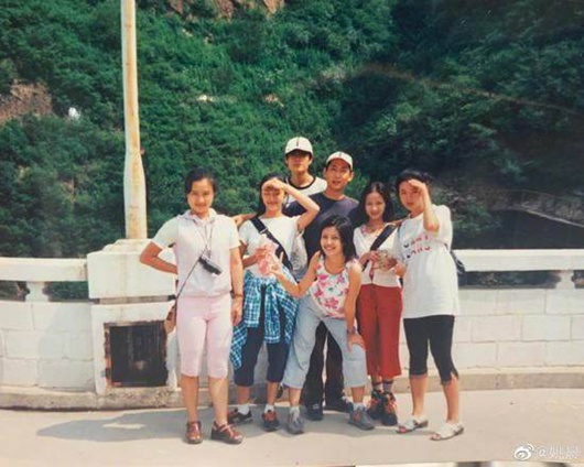 姚晨晒20年前合照 感叹年华老去理想永远年轻!