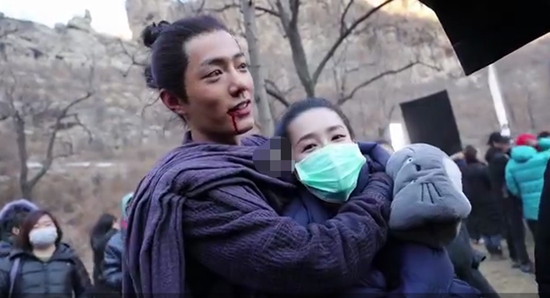 肖战搂李沁脖子 妇女之友还能传出绯闻?