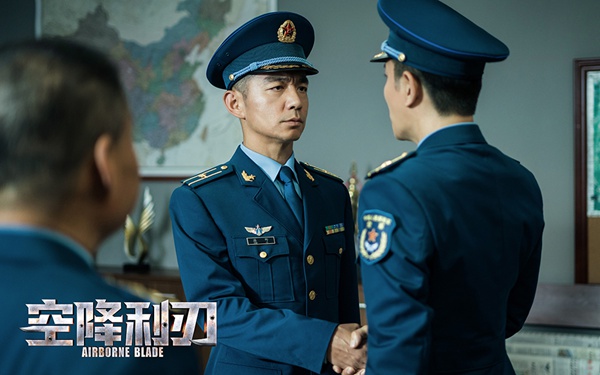 邢佳栋《空降利刃》开播 特一营营长潘野“铁腕”出场