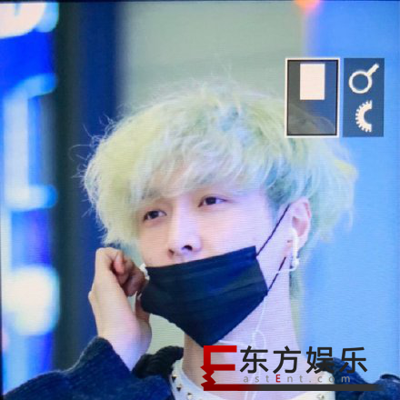 张艺兴炸毛造型现身机场 随性穿搭发量惊人