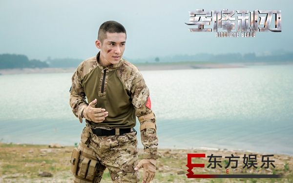 张赫首唱《空降利刃》插曲《号角》 与中国空降兵同天庆生