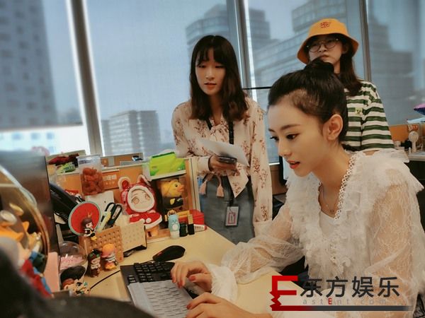 《遇见幸福》徐沐婵空降新浪扫楼 现场反串飙戏灵动可爱