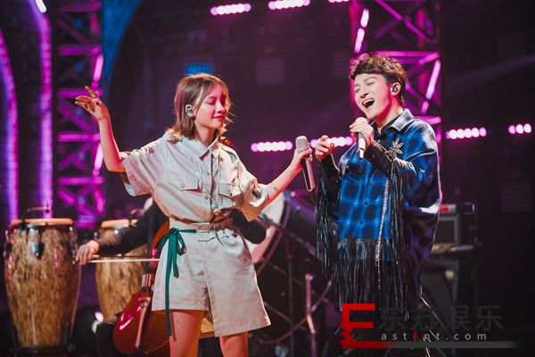 陈乐一搭档周深演唱《彩色的黑》完美配合燃动舞台