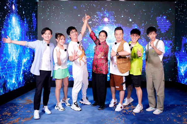 《花样新世界》范明黄子弘凡入住无人酒店 倪萍张晨光对话智能管家