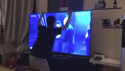 苏醒跪地亲吻电视 庆祝梅西再夺世界足球先生