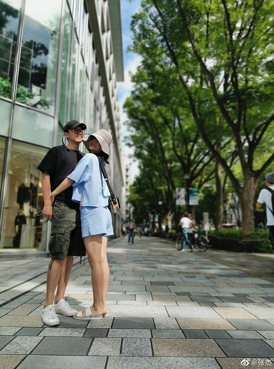谢娜张杰结婚周年日互相告白 街头拥抱甜蜜温馨