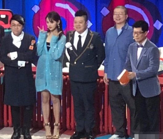 杨超越录制奇葩说 闪钻长衫内搭黑色打底成熟又性感