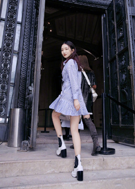 孟美岐条纹衬衫裙 活泼优雅大秀美腿