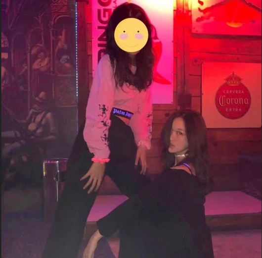 王菲女儿李嫣回应逛夜店:学校晚会而已