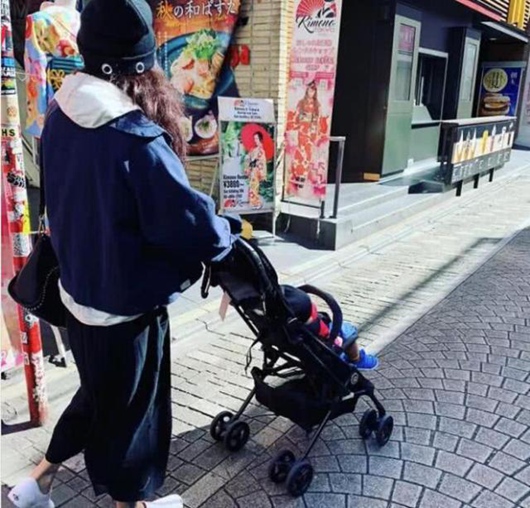 张柏芝为三胎庆生 推小王子在街头散步