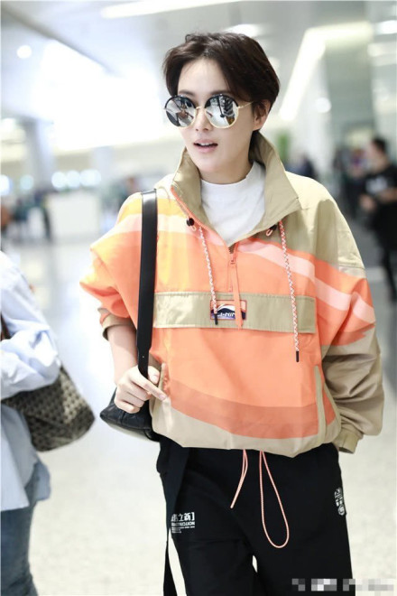 张馨予短发现身机场 清爽利落又美又飒