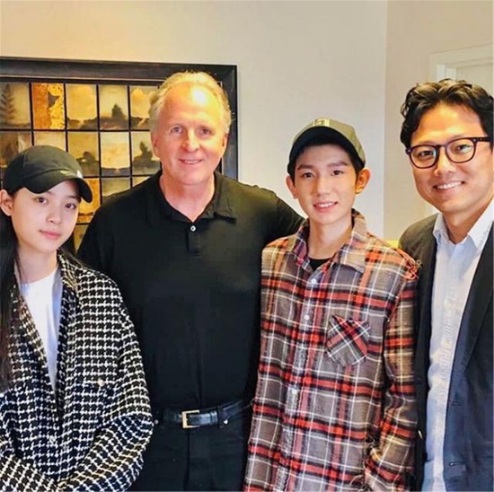 王源欧阳娜娜同框 二人相似穿着CP感十足