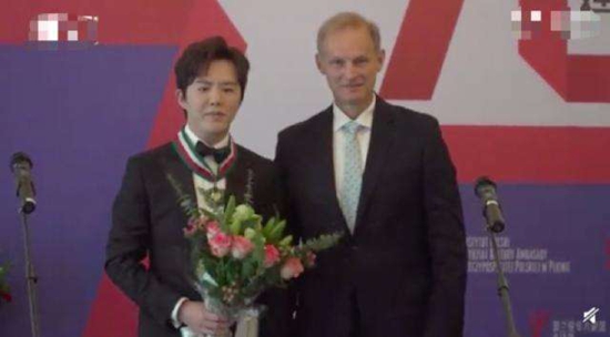 李云迪获金质勋章 成首位获此殊荣的中国钢琴家