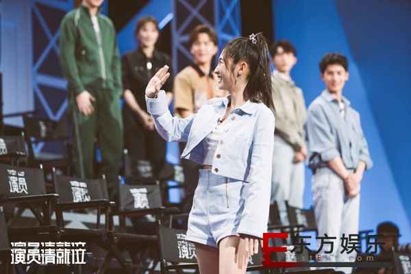 邢菲《演员请就位》少女感十足 套装出镜秀小蛮腰美腿抢镜