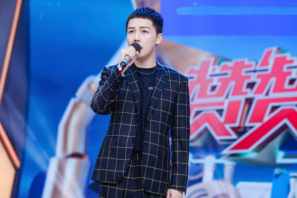 刘维《快本》搞笑深情无缝切换 走心演唱首专主打《蓝》