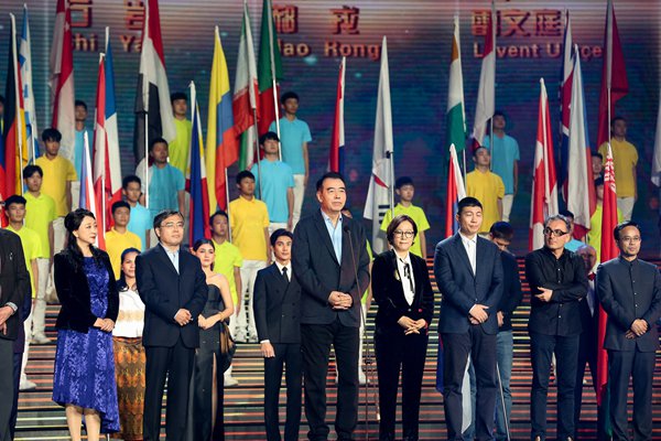 陈凯歌出席丝绸之路国际电影节闭幕式 谈电影创作幕后故事