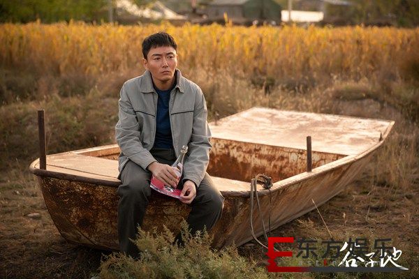 李东学《谷子地》造型曝光 干农活跳黄河还原时代先锋传递正能量