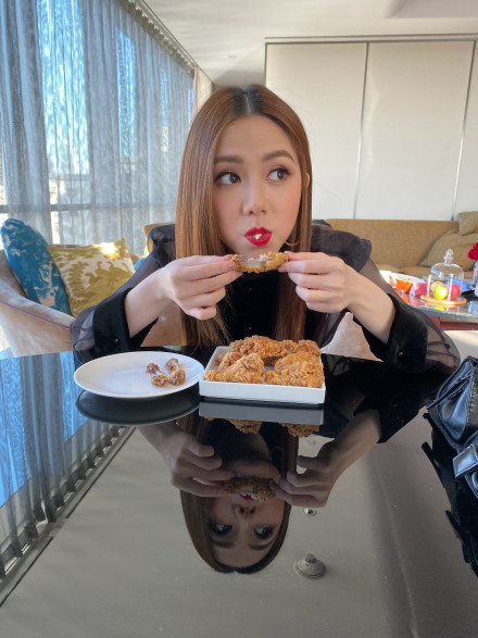 邓紫棋走红毯前吃炸鸡 网友:羡慕怎么吃都不胖的plmm!