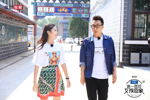 王双《送一百位女孩回家》重走校园路 自嘲“一只脚踏进了娱乐圈”
