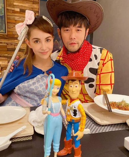 周杰伦昆凌万圣节cos 萧敬腾意外抢镜成赢家