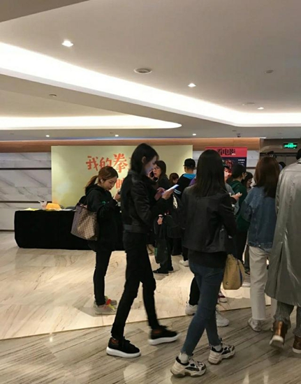 郑爽生图长腿细到惊人 网友:真的像竹竿一样!