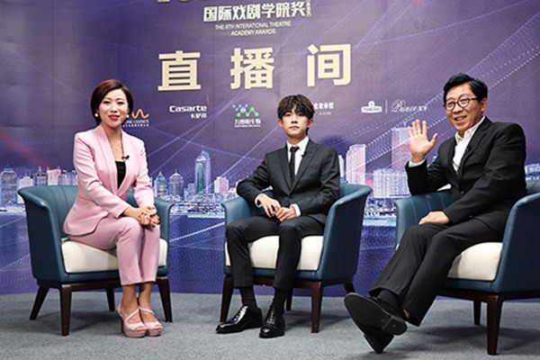 韩童生受邀担任学院奖评委 与斯琴高娃颁发最佳主角奖
