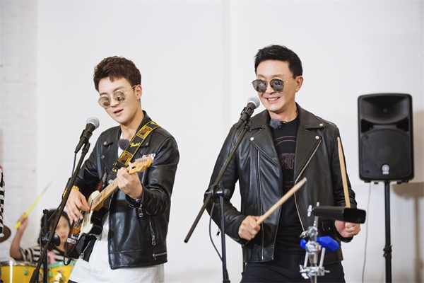 吴羽卿再现父母经典爱情往事 吴刚演唱烫嘴重庆话rap