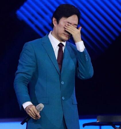 费玉清正式封麦 告别演唱会数度哽咽