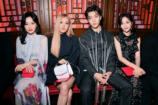 范丞丞流苏套装出席活动 与秦岚吴宣仪Blackpink合影帅气十足