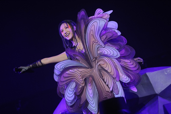 陈粒“洄游”巡演帷幕拉开,白衣赤足回溯音乐赤子心