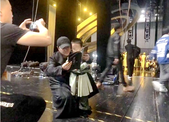 陈思诚带儿子看演出 力破与佟丽娅离婚传言