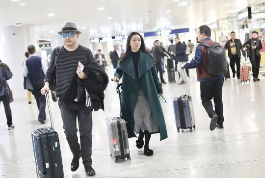 陶虹与老公徐峥同框 素颜现身机场气质好!
