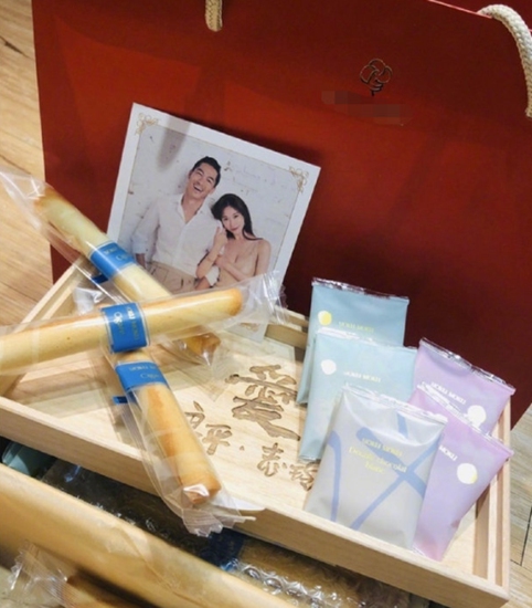 林志玲婚礼喜帖曝光 与老公合作舞台剧而相识!