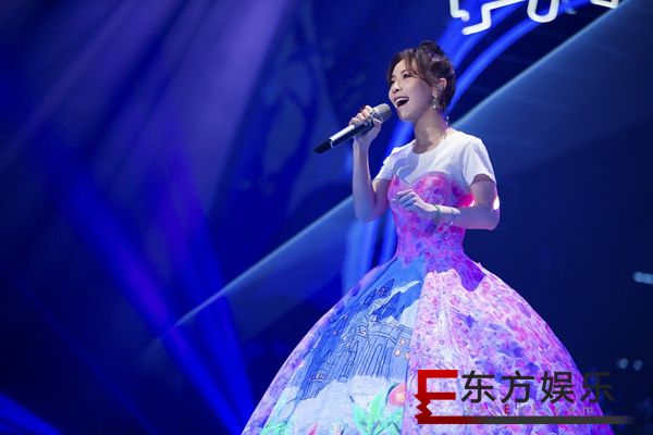 黄雅莉穿夜光长裙亮相《嗨唱转起来》 ,“消失十年”如今已是装置艺术家?