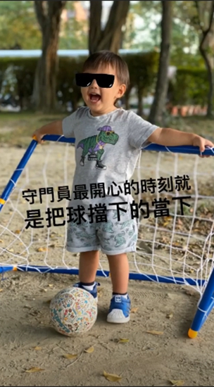 昆凌晒儿子正面照 小小周正脸像极了周杰伦