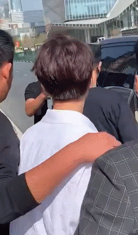 王俊凯被陌生男子搂肩 满脸不愿迅速甩开!
