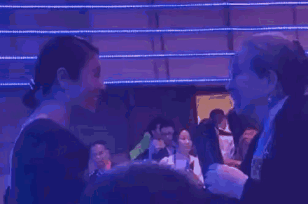 紫薇容嬷嬷同框 林心如李明启寒暄笑容满面