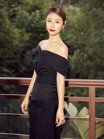 林心如黑色露肩套装亮相金鸡奖 妆容精致红唇迷人